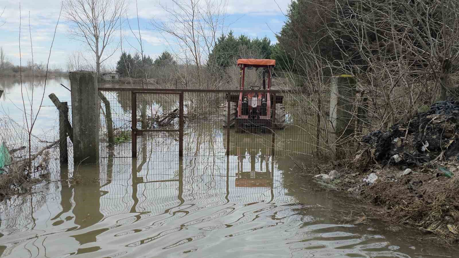 Edirne’de taşkın suları çekiliyor
Edirne’de taşkın suları çekiliyor