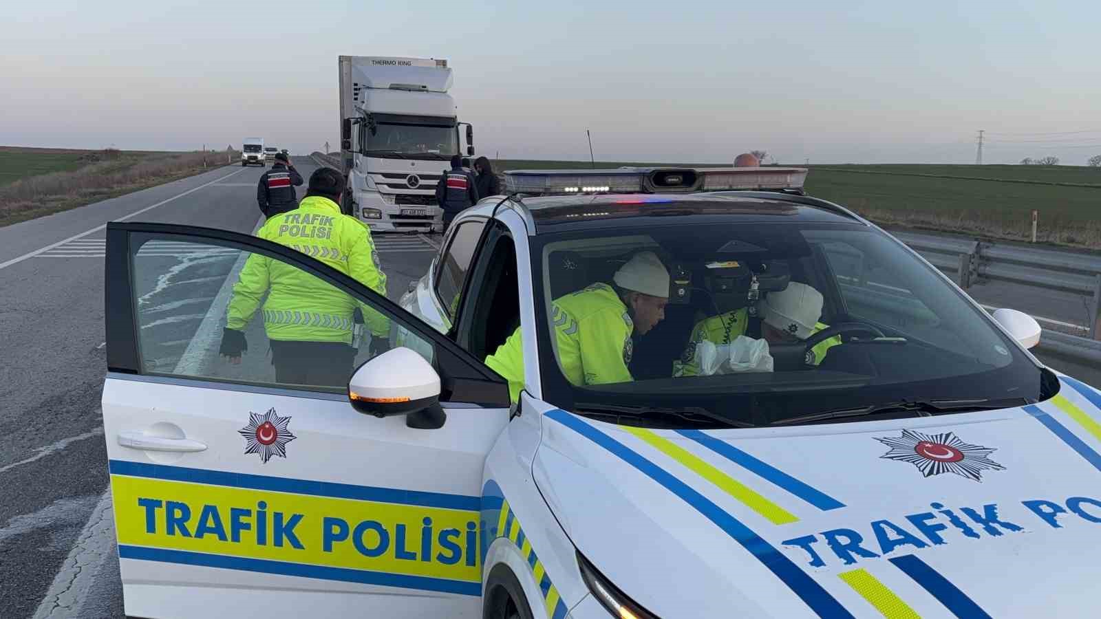 Edirne’de tır bariyerlere çarptı
