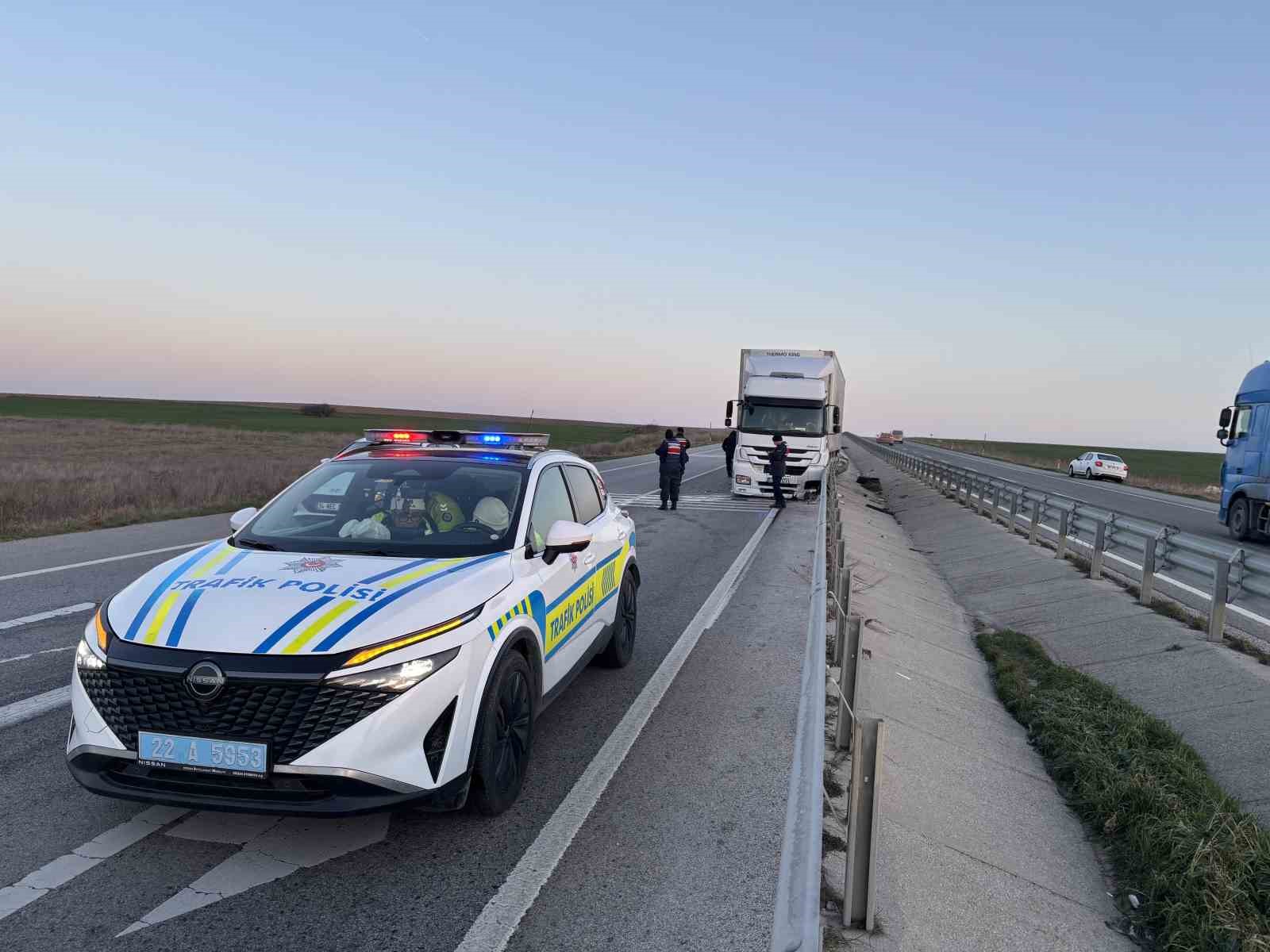 Edirne’de tır bariyerlere çarptı
