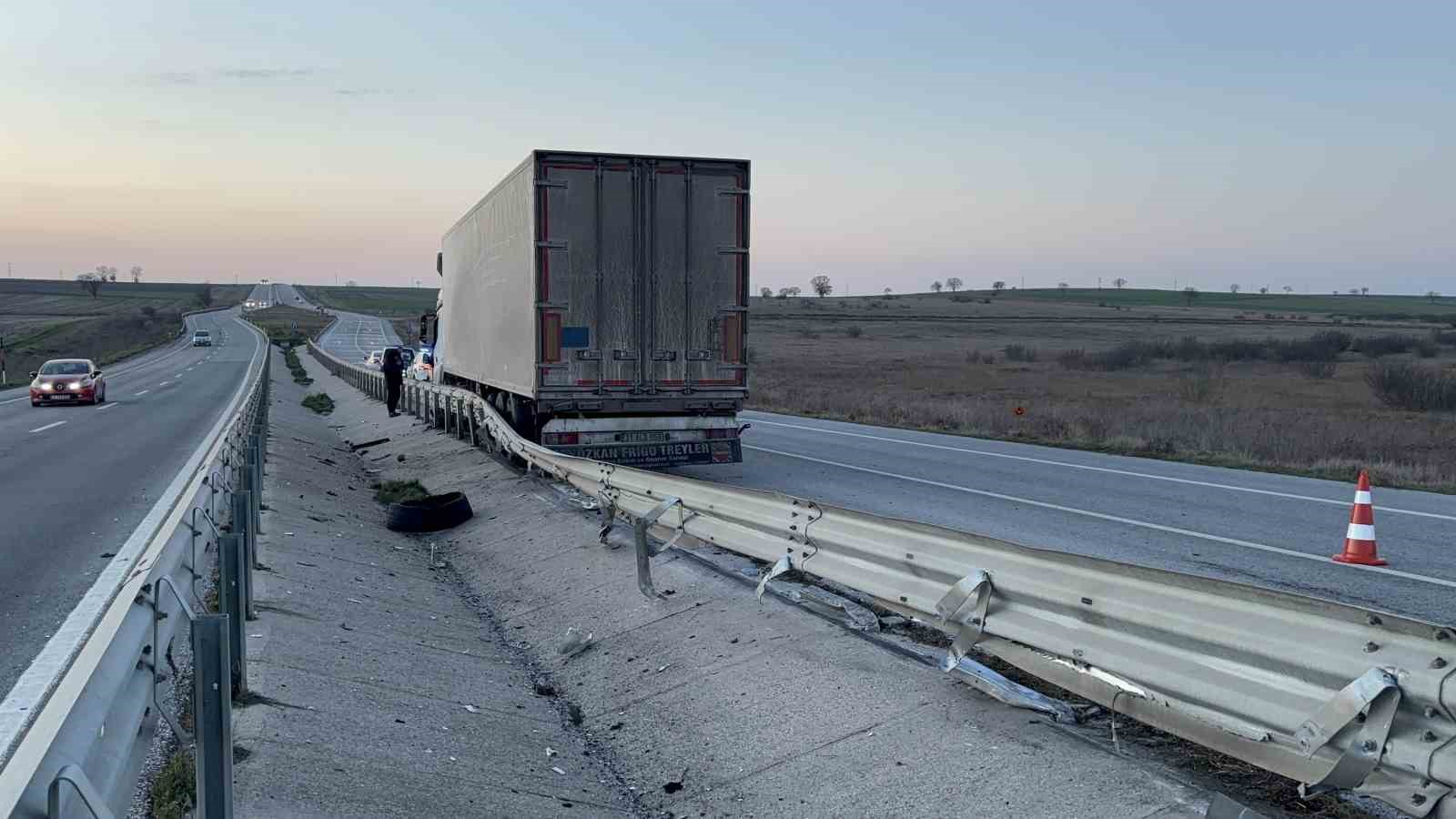 Edirne’de tır bariyerlere çarptı
