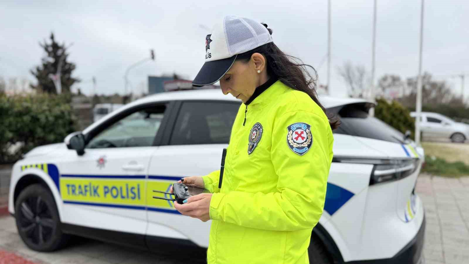 Edirne’de trafik denetimleri arttırıldı: Araç kullanırken telefona bakanın ehliyetine el konulacak
