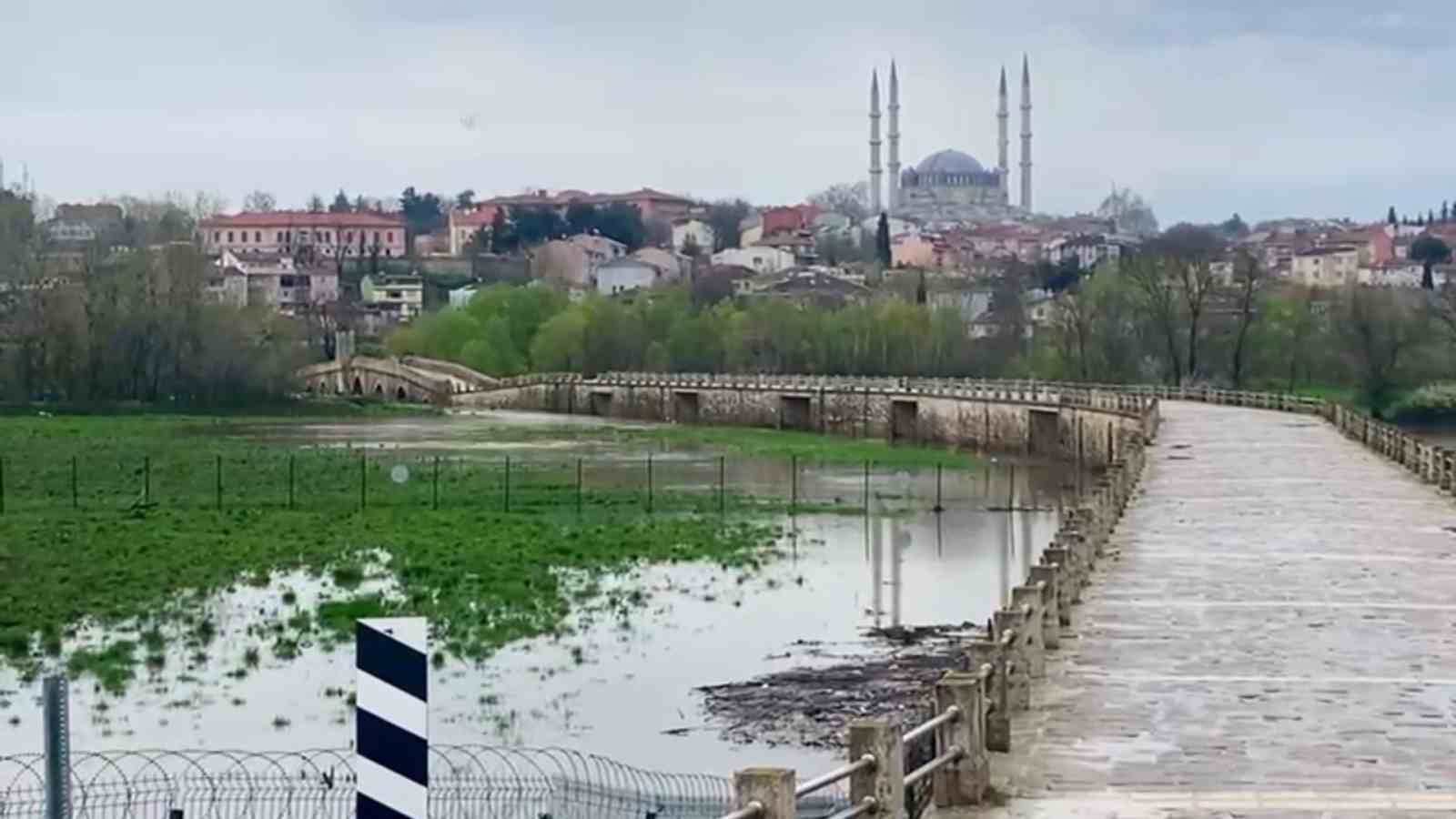 Edirne’de Tunca Nehri taştı: Saraçhane Köprüsü trafiğe kapandı
