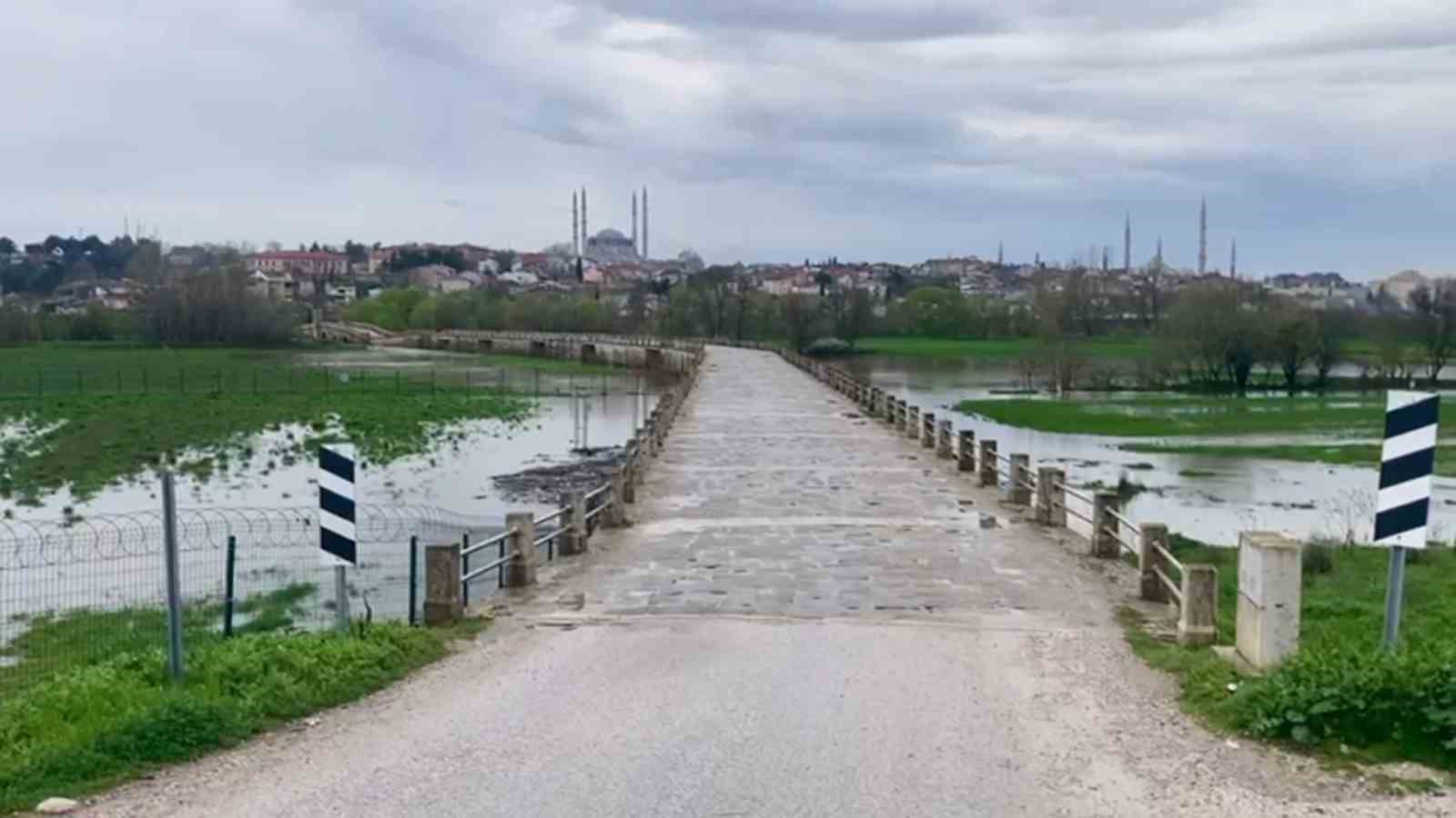 Edirne’de Tunca Nehri taştı: Saraçhane Köprüsü trafiğe kapandı
