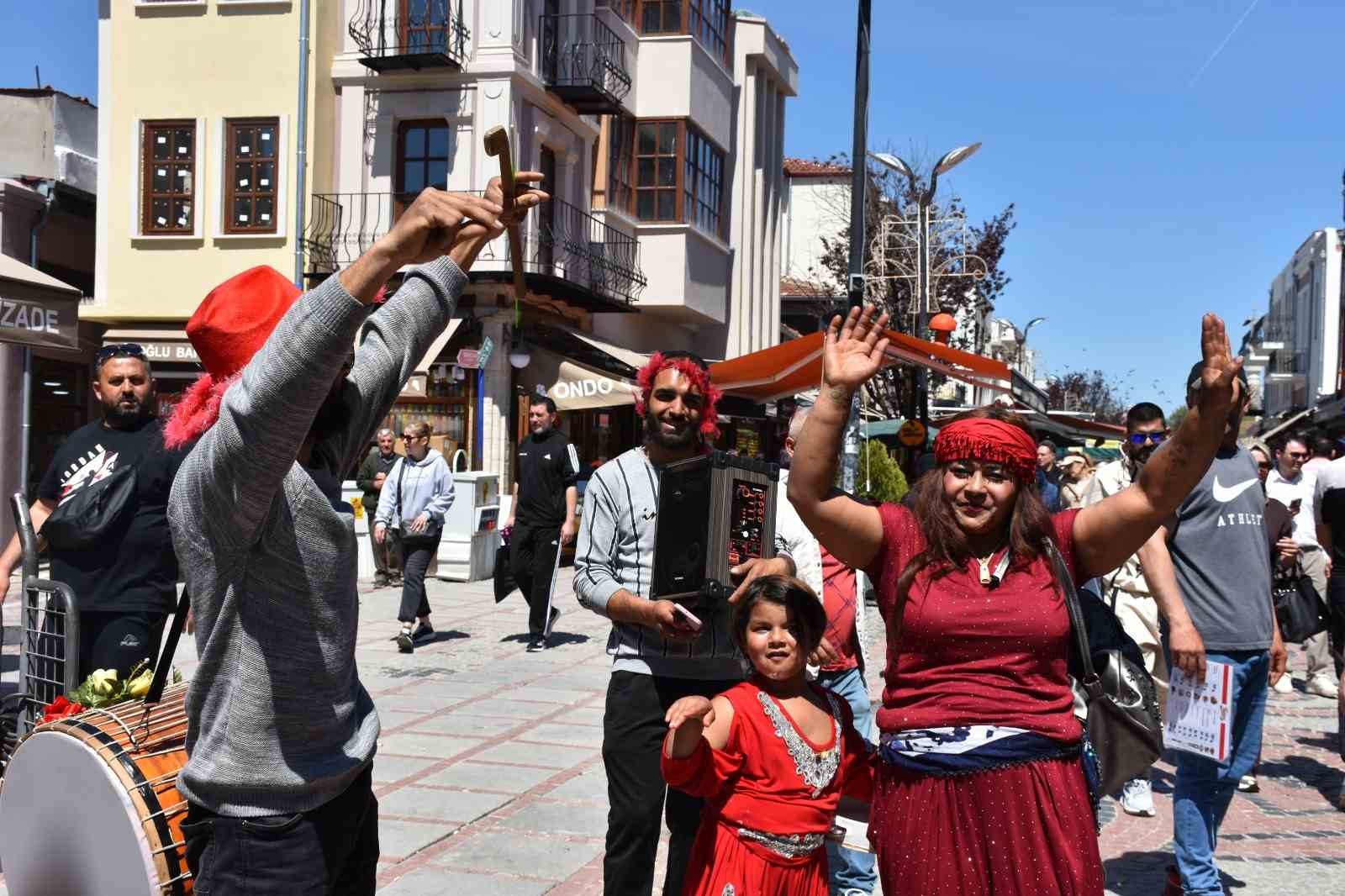 Edirne’de turistler romanların kakava davetine ortak oldu
