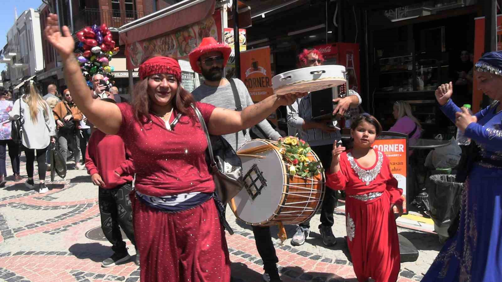 Edirne’de turistler romanların kakava davetine ortak oldu
