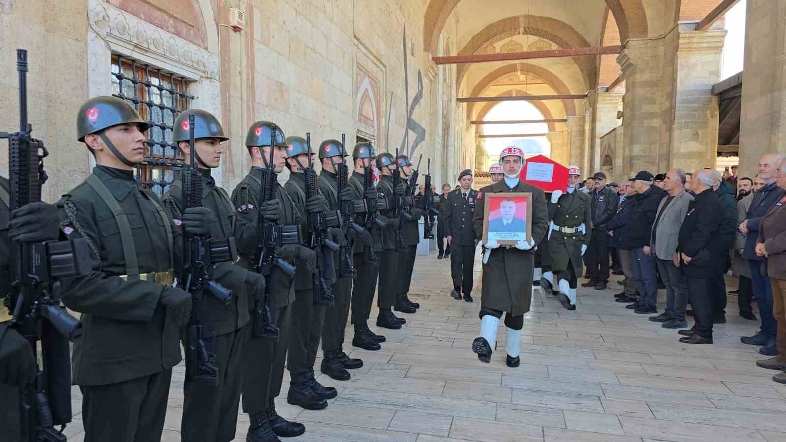 Edirne’de vefat eden emekli astsubay askeri törenle son yolculuğuna uğurlandı
