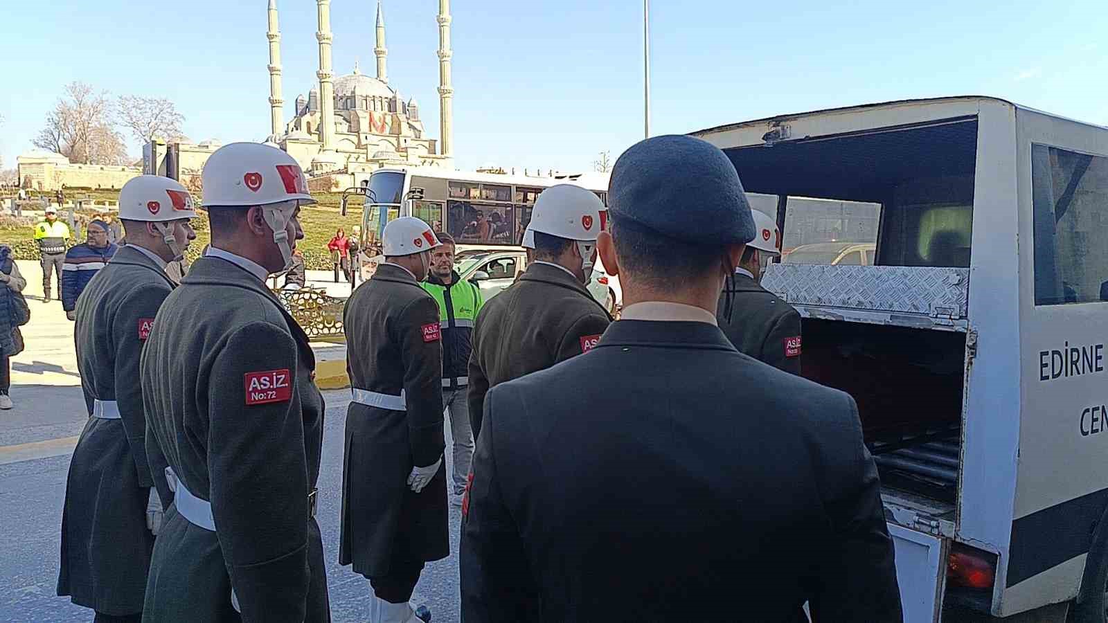 Edirne’de vefat eden emekli astsubay askeri törenle son yolculuğuna uğurlandı
