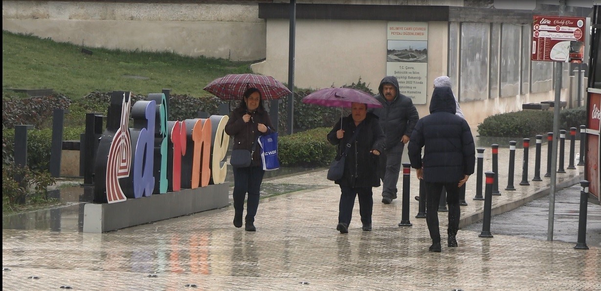Edirne’de yağmur etkili oldu, cadde ve sokaklar göle döndü

