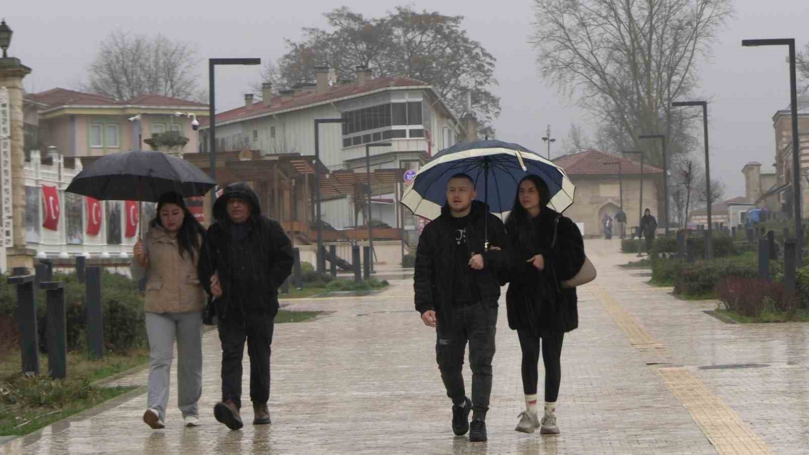 Edirne’de yağmur etkili oldu, cadde ve sokaklar göle döndü
