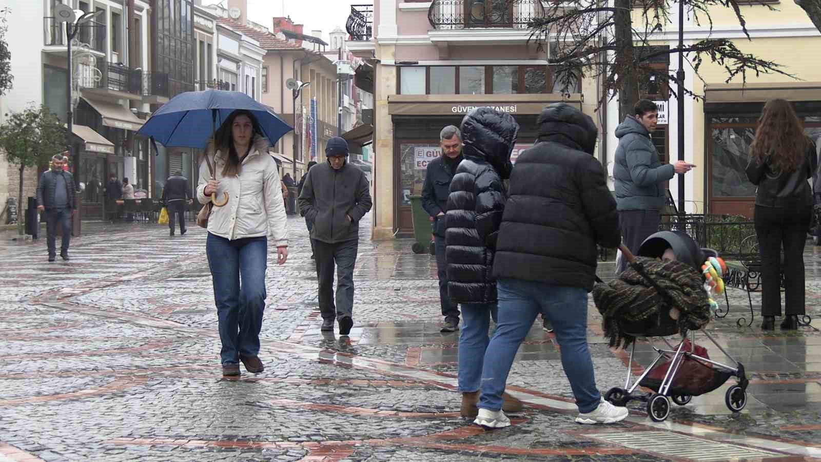 Edirne’de yağmur etkili oldu, cadde ve sokaklar göle döndü
