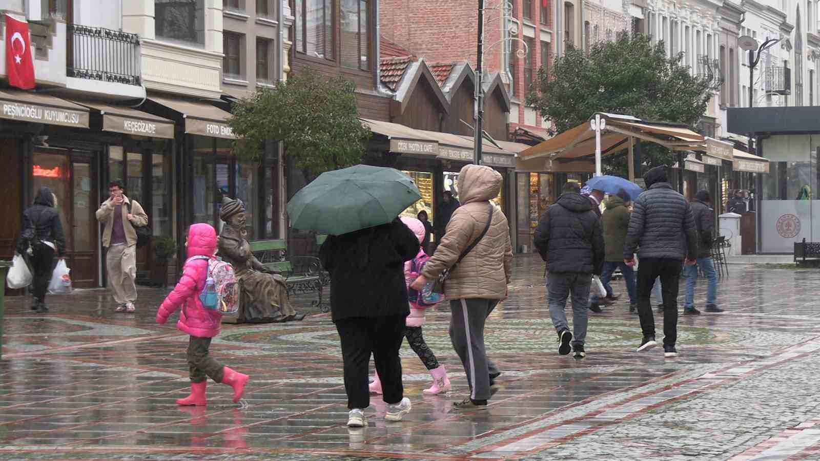 Edirne’de yağmur etkili oldu, cadde ve sokaklar göle döndü
