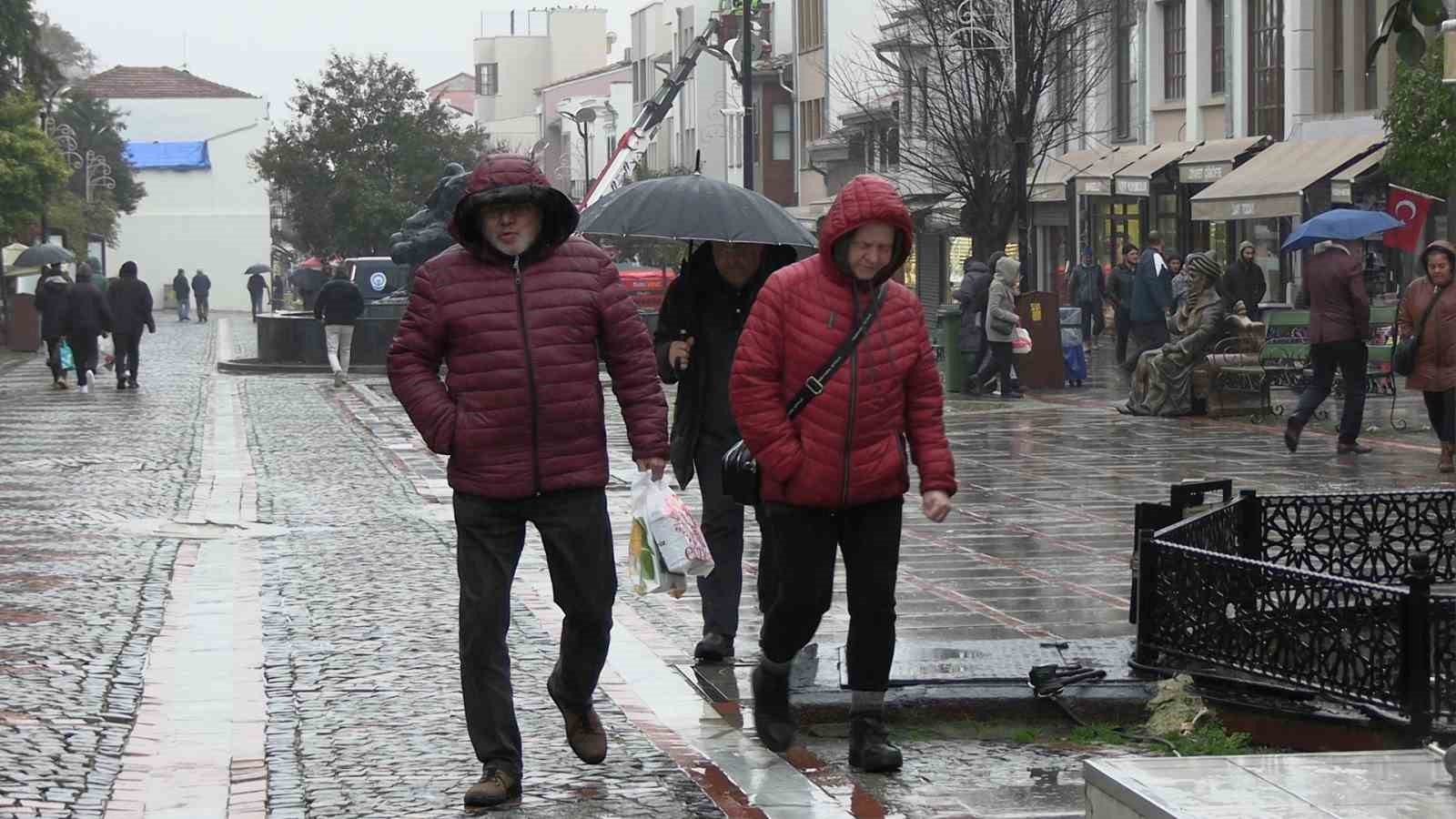 Edirne’de yağmur etkili oldu, cadde ve sokaklar göle döndü
