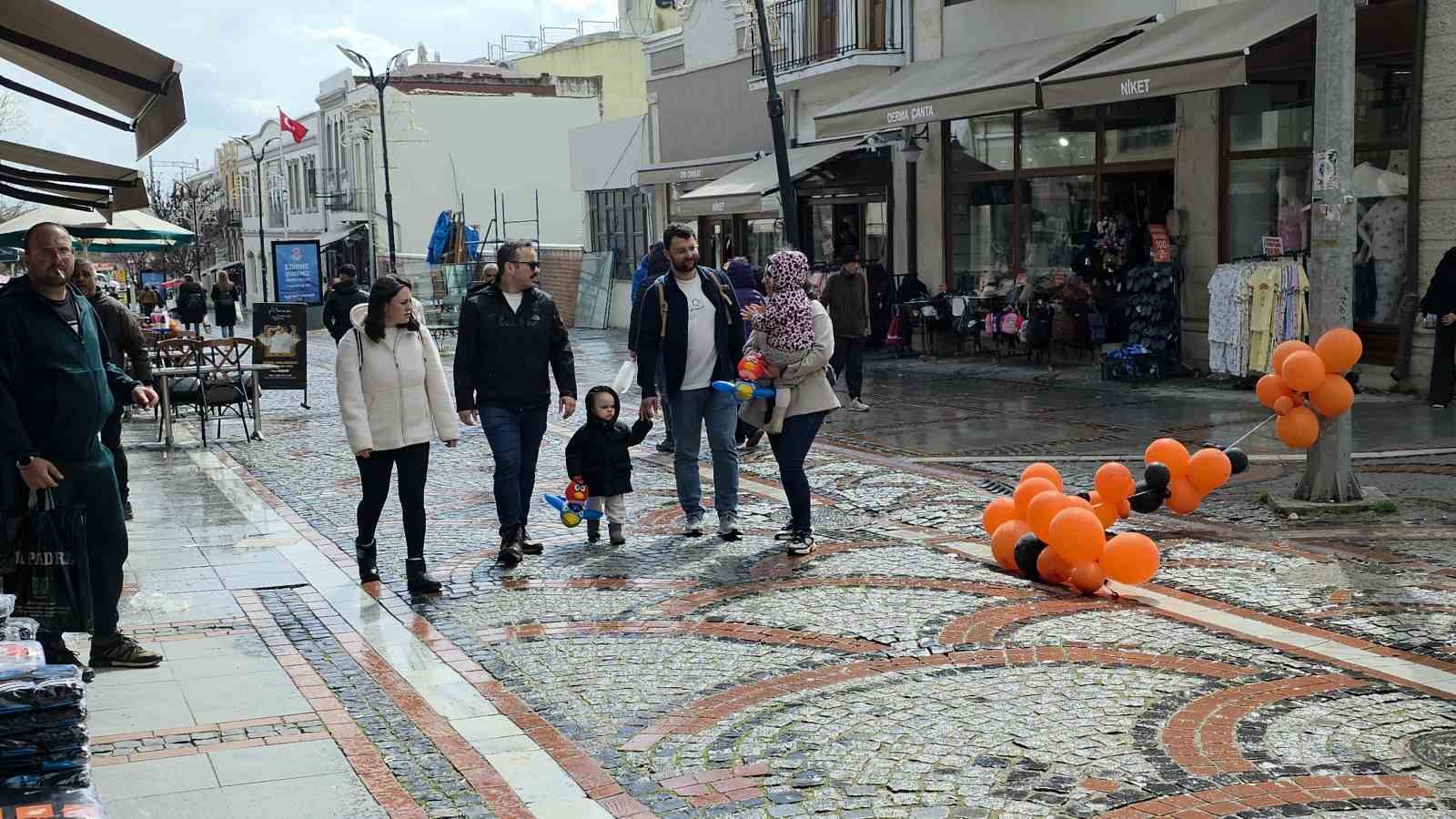 Edirne’de yağmura rağmen alışveriş yoğunluğu
