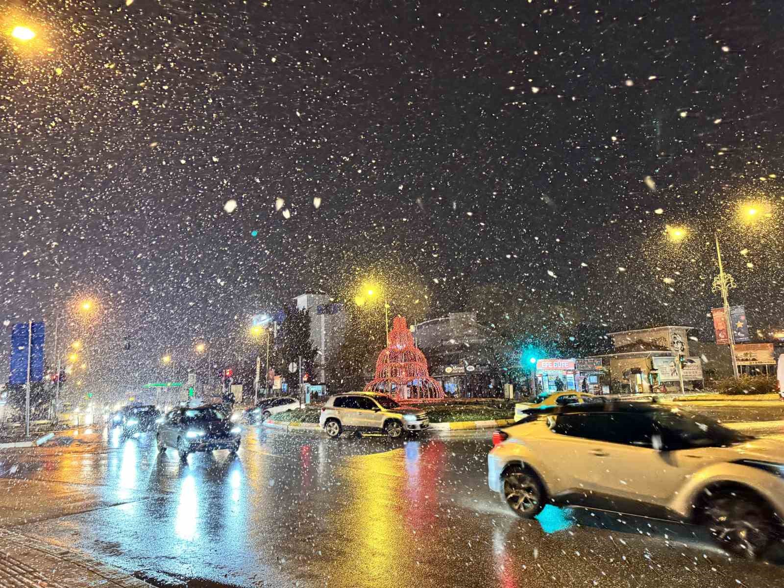 Edirne’de yoğun kar yağışı etkili oluyor

