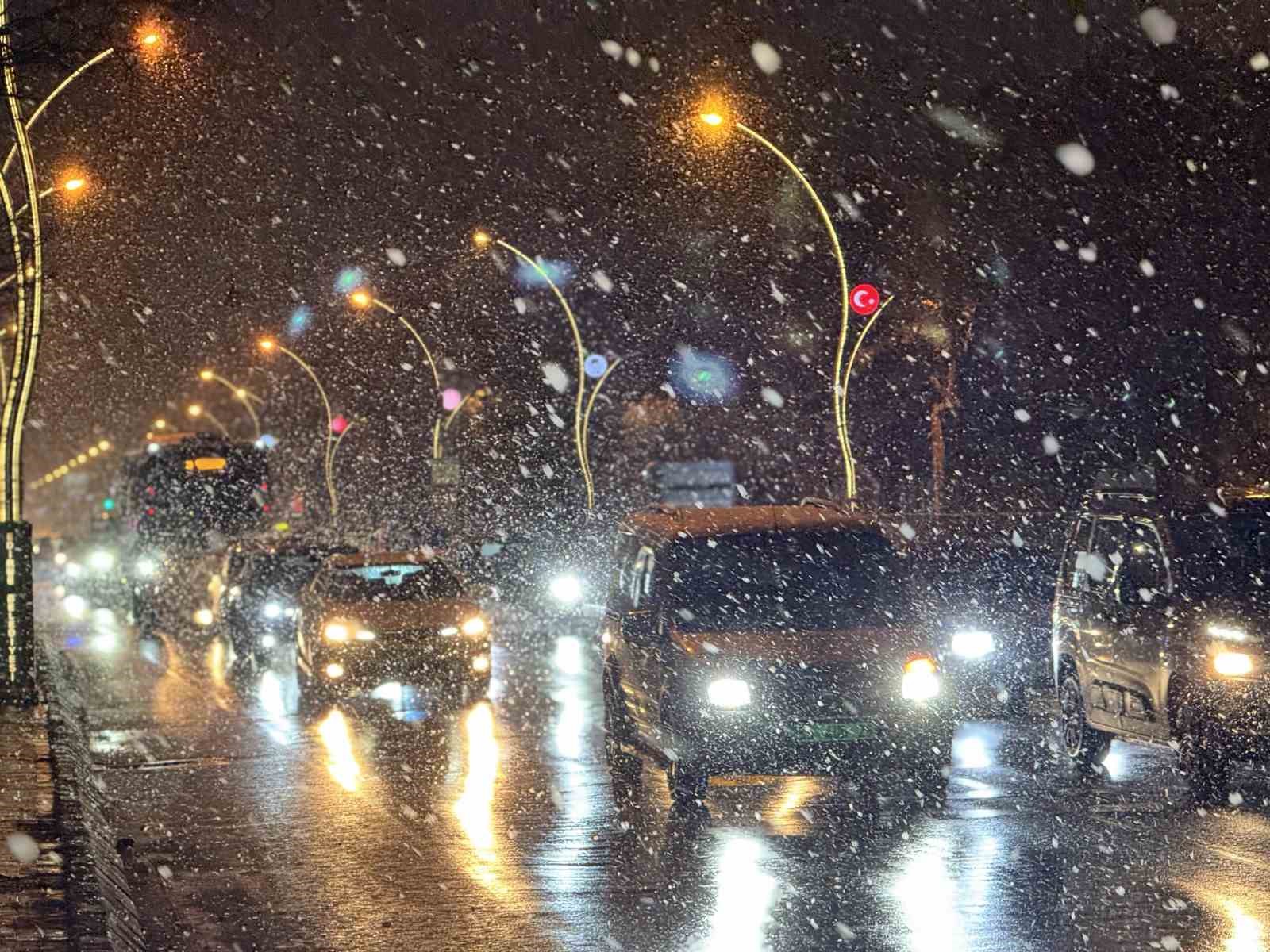 Edirne’de yoğun kar yağışı etkili oluyor
