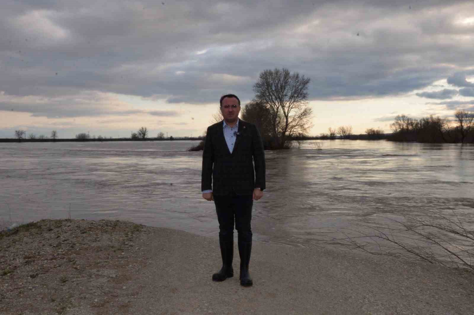 Edirne’de yüzlerce dönüm tarım arazisi sular altında
