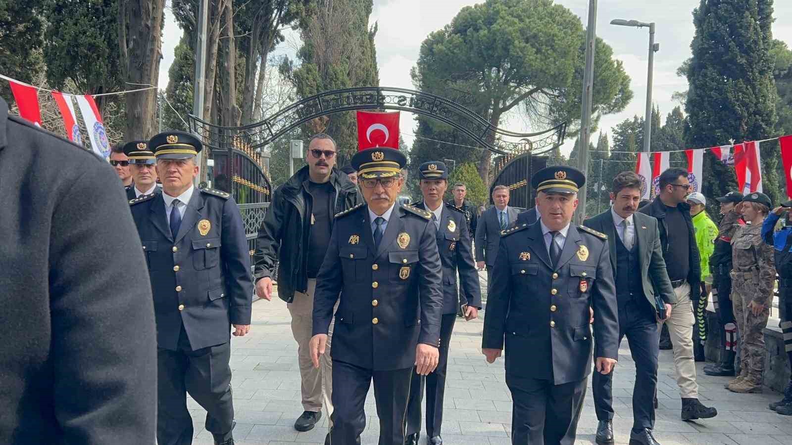 Edirnekapı Şehitliği’nde duygusal anlar: 92 yaşındaki anne gözyaşlarını tutamadı
