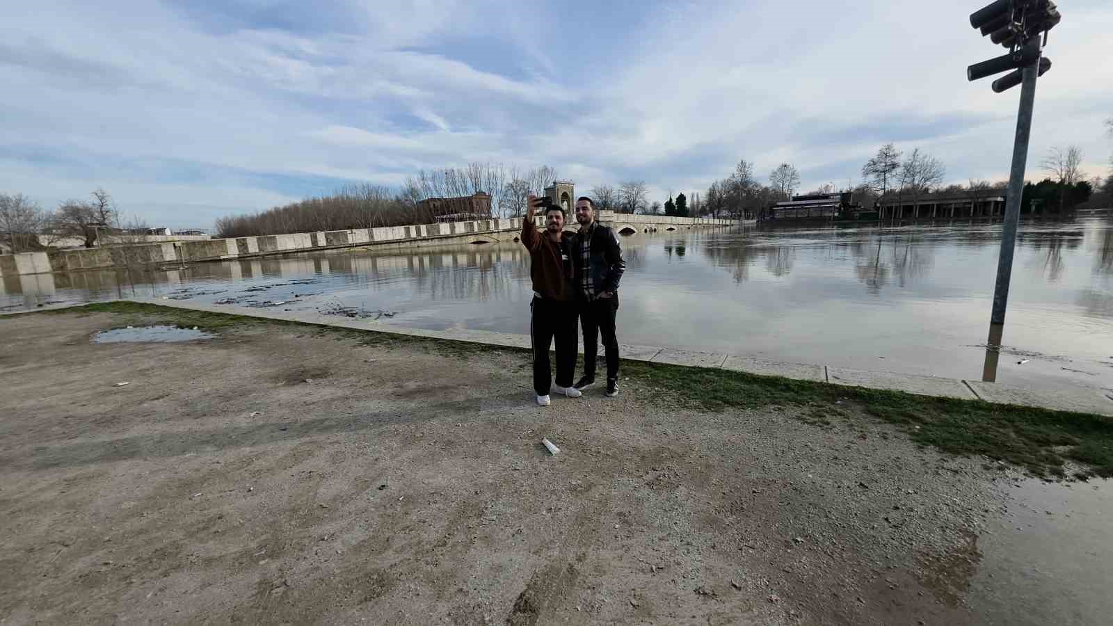 Edirneliler taşkın riski bulunan nehir kenarına akın etti

