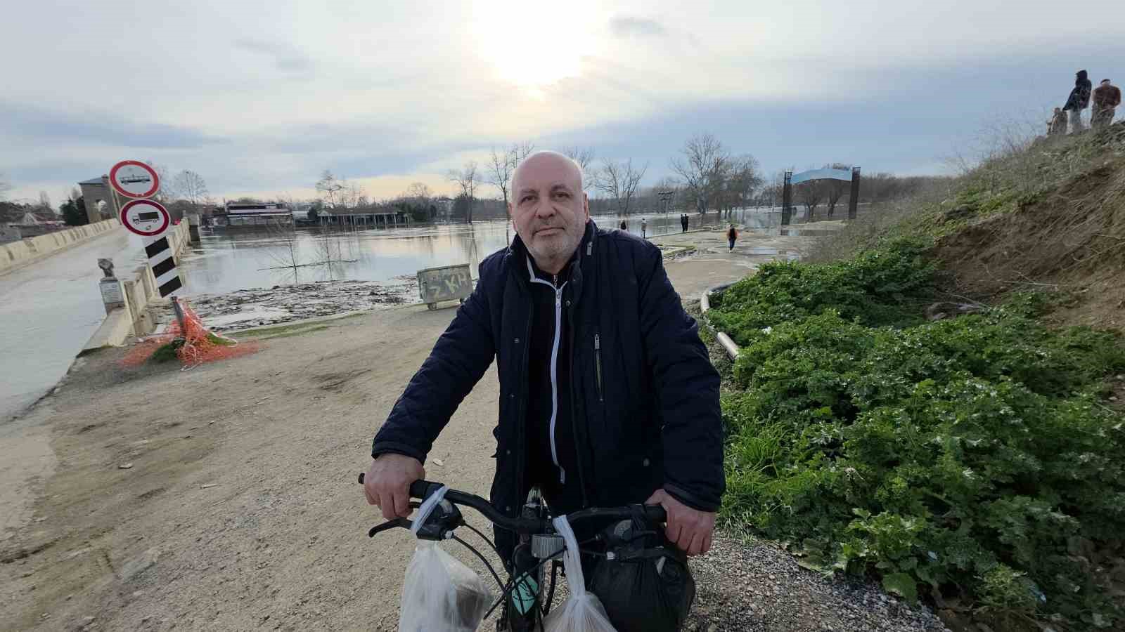 Edirneliler taşkın riski bulunan nehir kenarına akın etti
