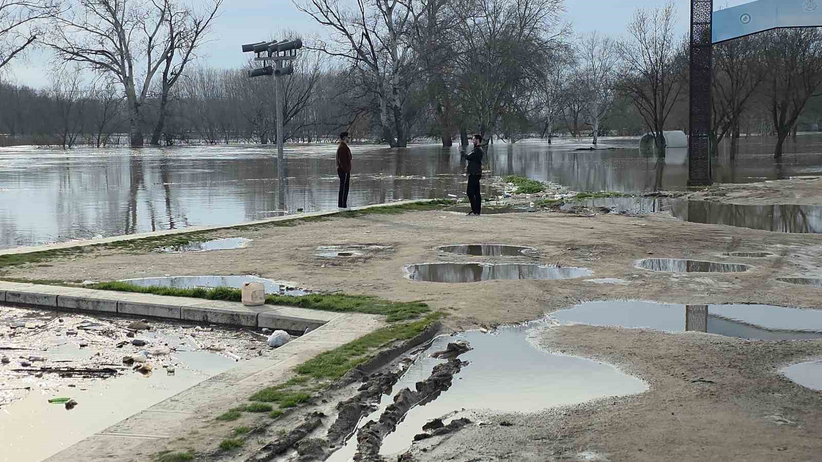 Edirneliler taşkın riski bulunan nehir kenarına akın etti
