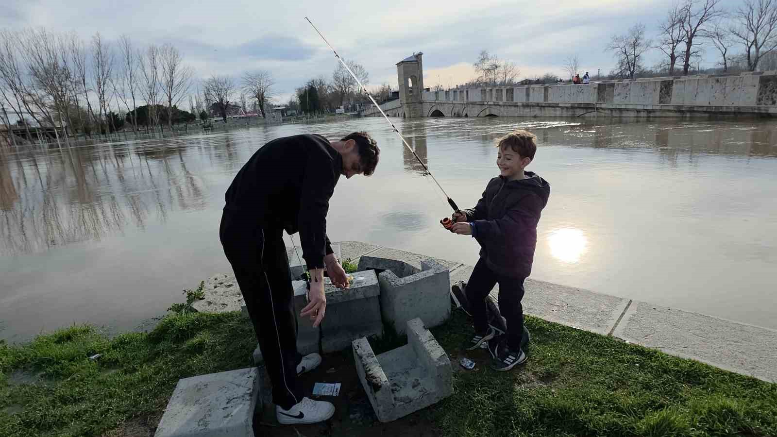 Edirneliler taşkın riski bulunan nehir kenarına akın etti
