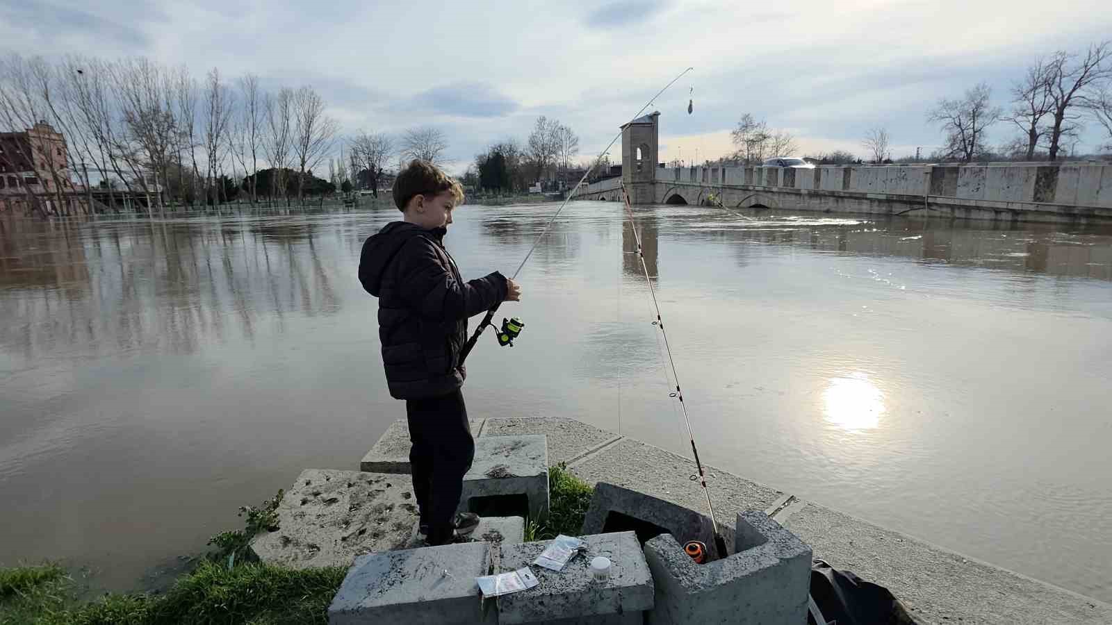Edirneliler taşkın riski bulunan nehir kenarına akın etti
