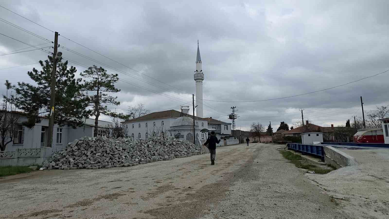 Edirne’nin en küçük Ramazan davulcusu 400 haneyi sahura kaldırıyor
