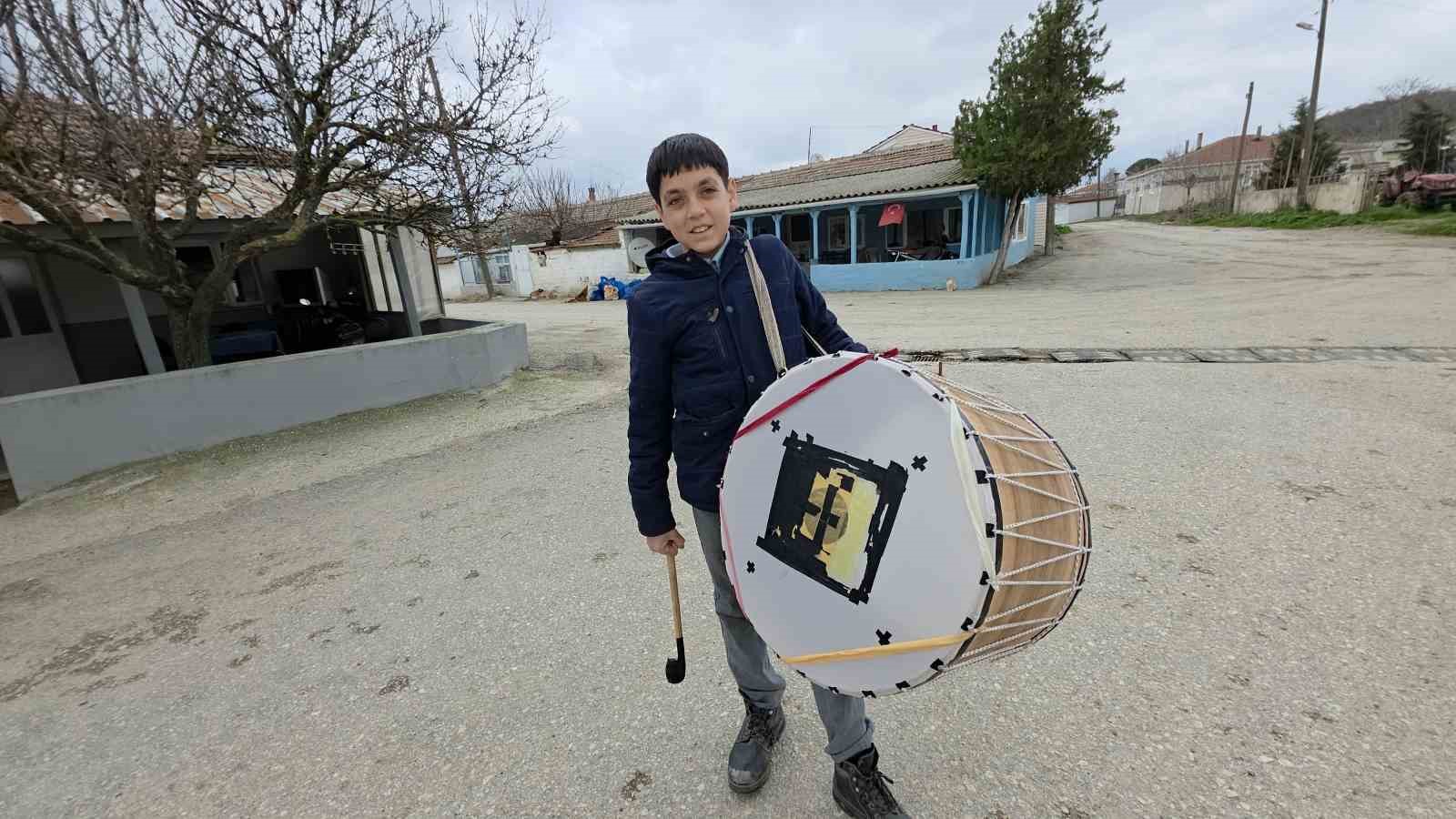 Edirne’nin en küçük Ramazan davulcusu 400 haneyi sahura kaldırıyor
