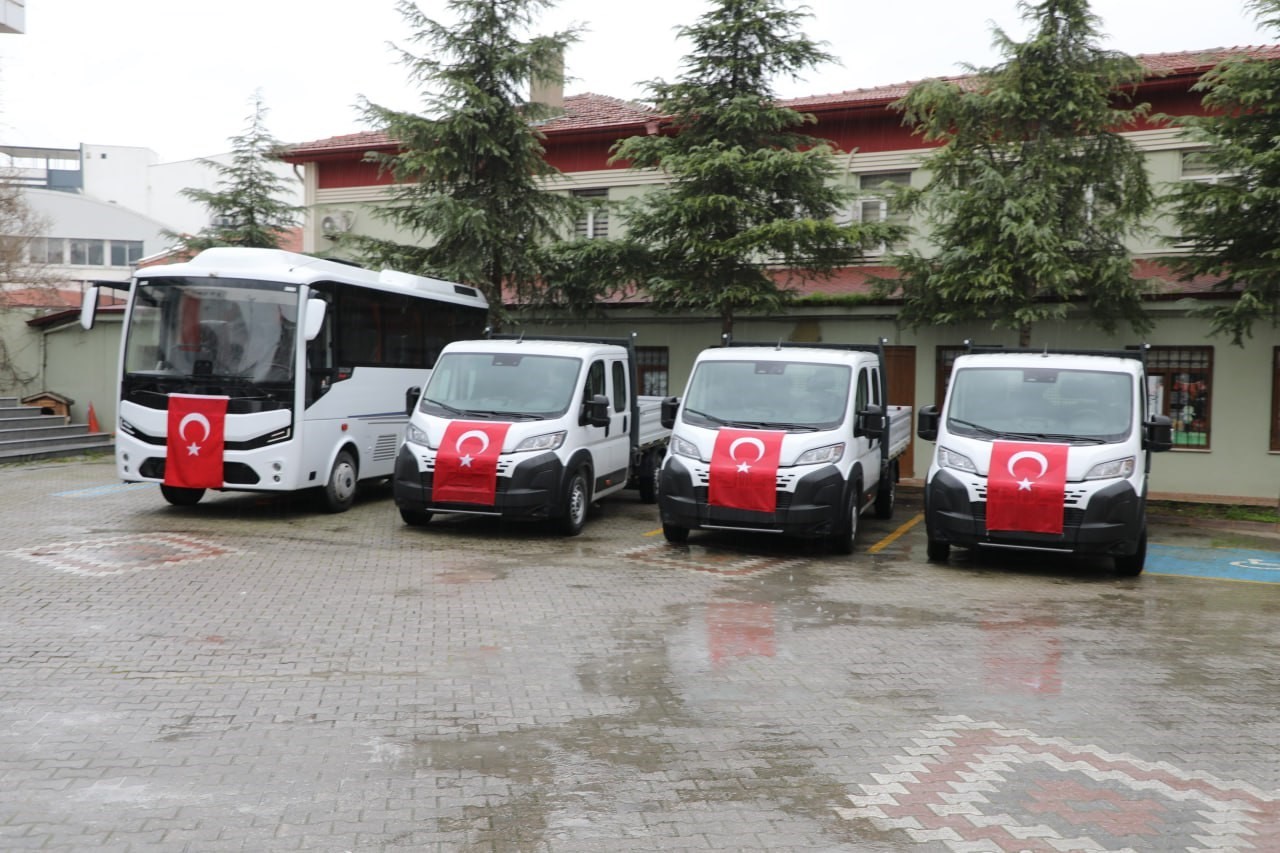 Edremit Belediyesi 8 yeni aracı hizmete sundu
