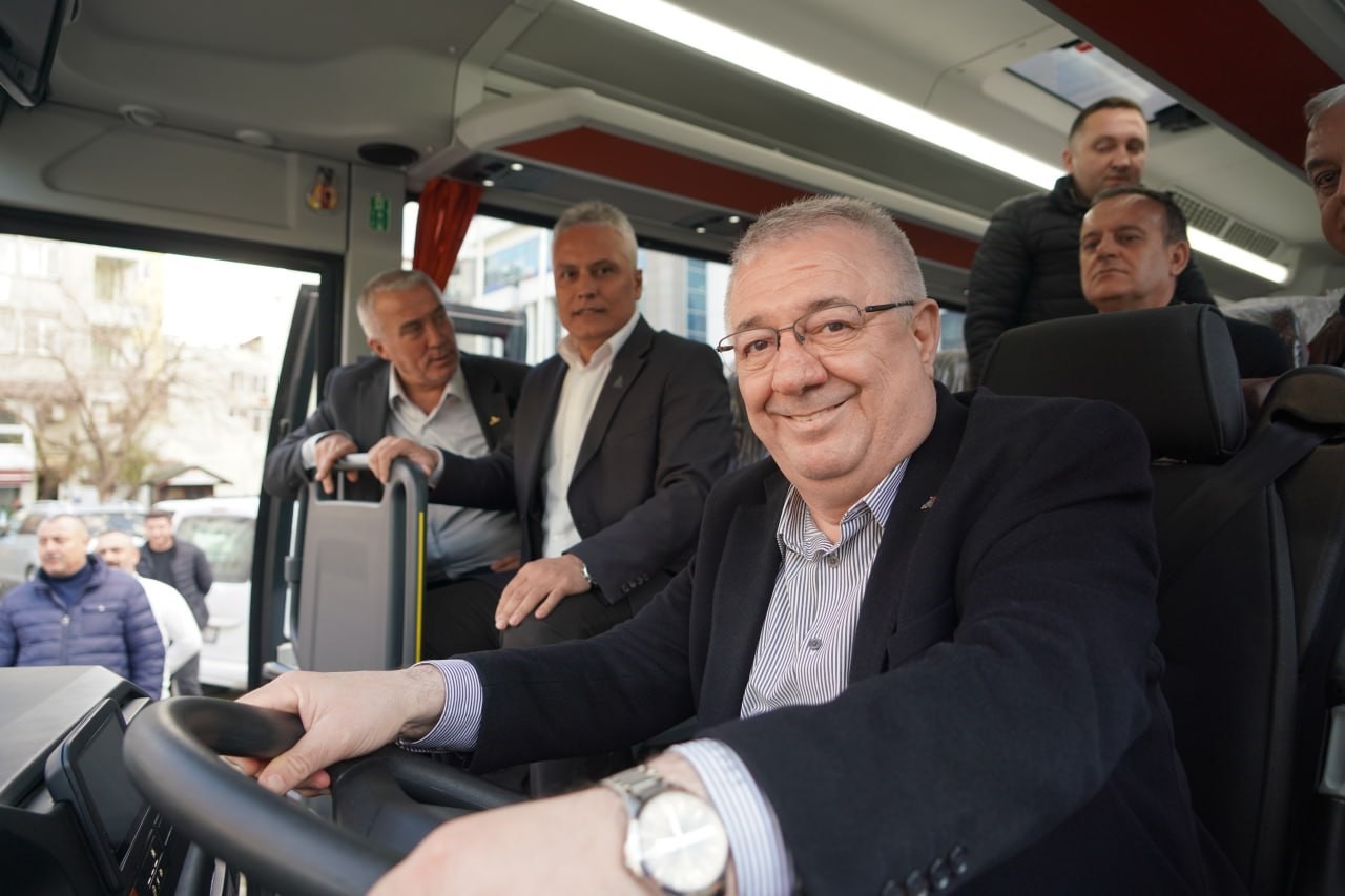 Edremit Belediyesi 8 yeni aracı hizmete sundu
