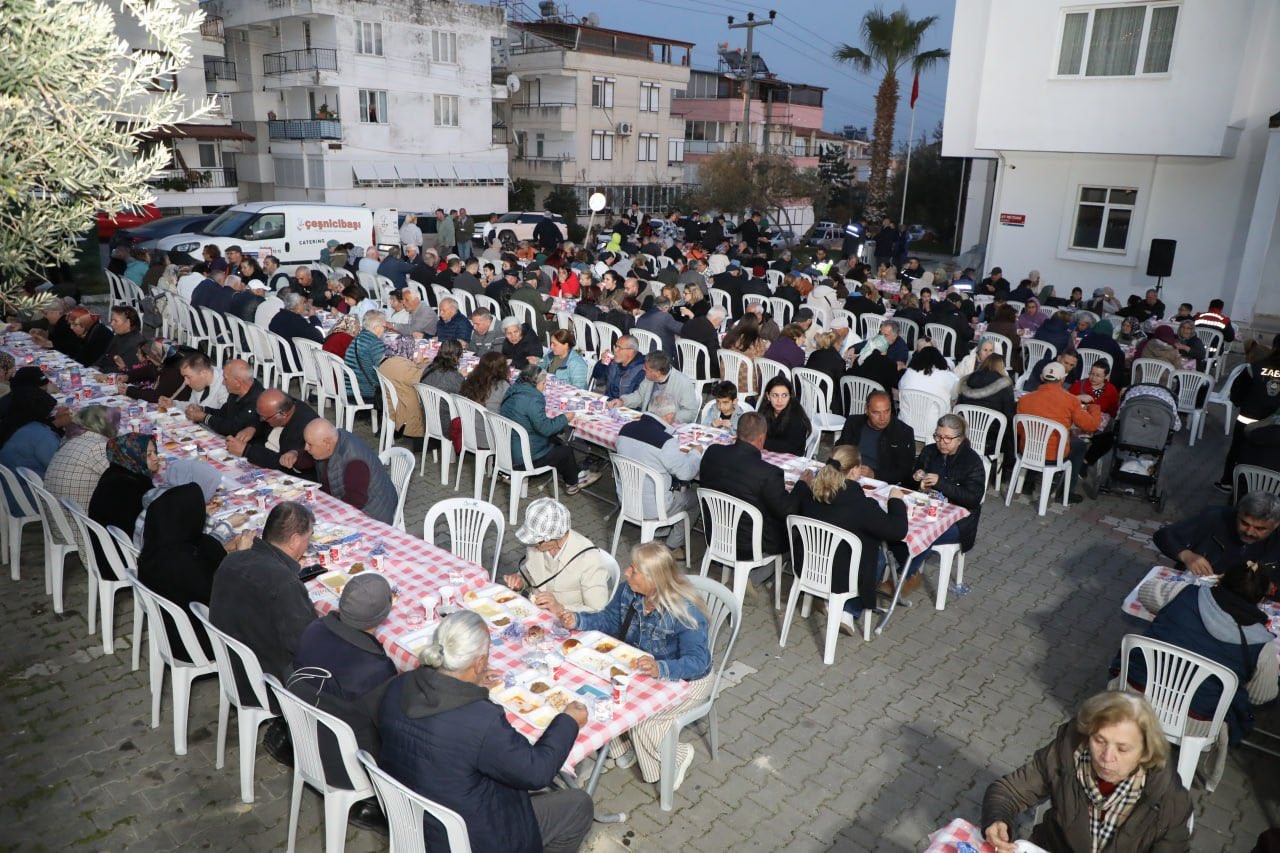 Edremit Belediyesi iftar sofraları Altınoluk’ta kuruldu
Edremit Belediyesi iftar sofraları Altınoluk’ta kuruldu