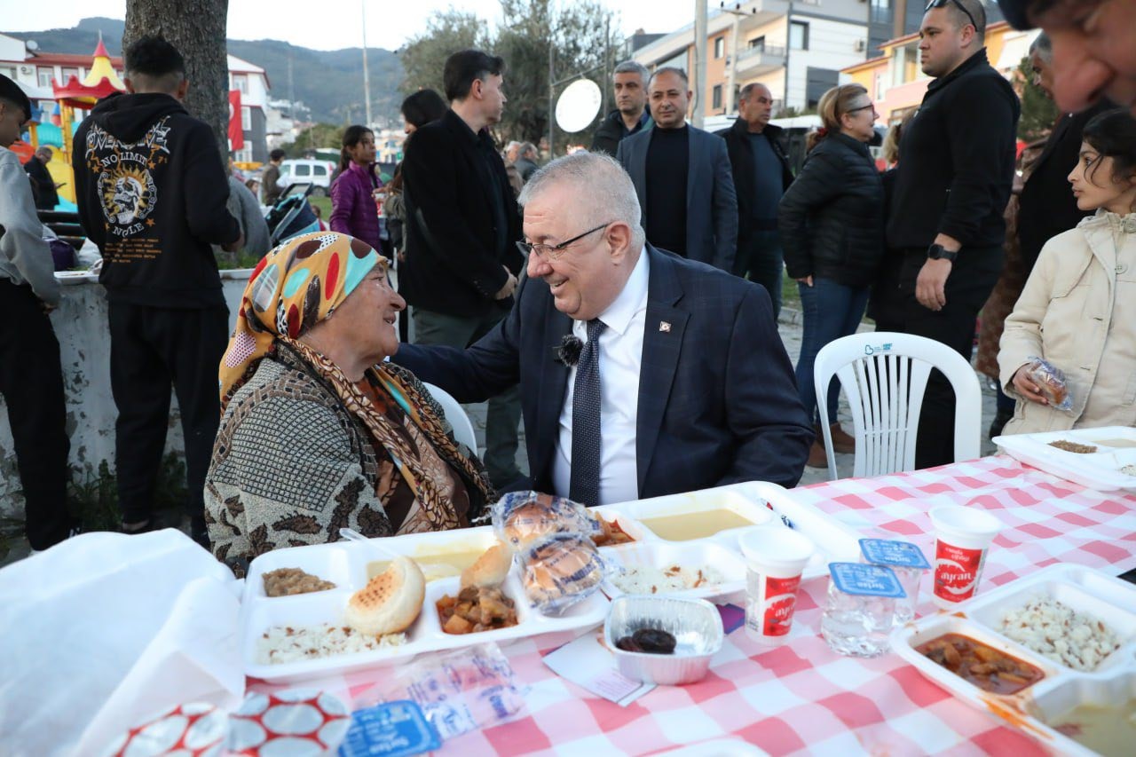 Edremit Belediyesi iftar sofraları Altınoluk’ta kuruldu
Edremit Belediyesi iftar sofraları Altınoluk’ta kuruldu