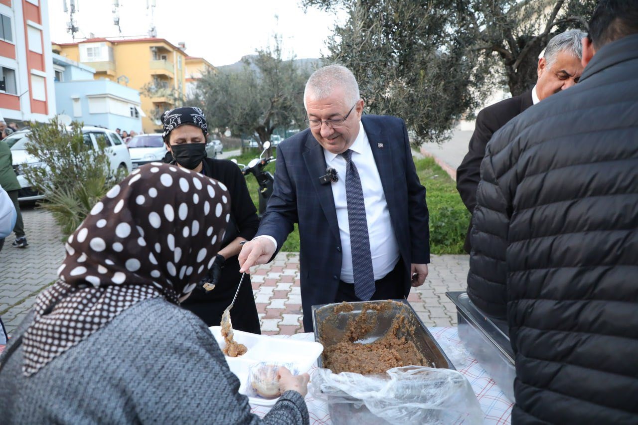 Edremit Belediyesi iftar sofraları Altınoluk’ta kuruldu
Edremit Belediyesi iftar sofraları Altınoluk’ta kuruldu