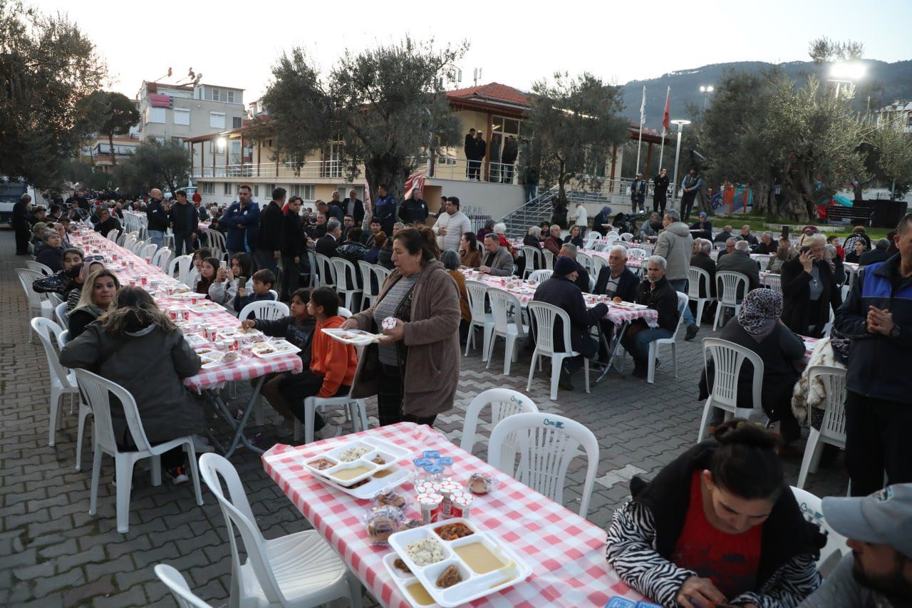 Edremit Belediyesi iftar sofraları Altınoluk’ta kuruldu
Edremit Belediyesi iftar sofraları Altınoluk’ta kuruldu