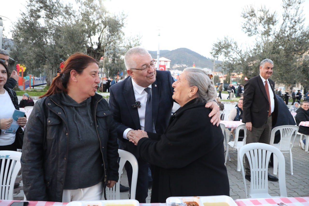 Edremit Belediyesi iftar sofraları Altınoluk’ta kuruldu
Edremit Belediyesi iftar sofraları Altınoluk’ta kuruldu