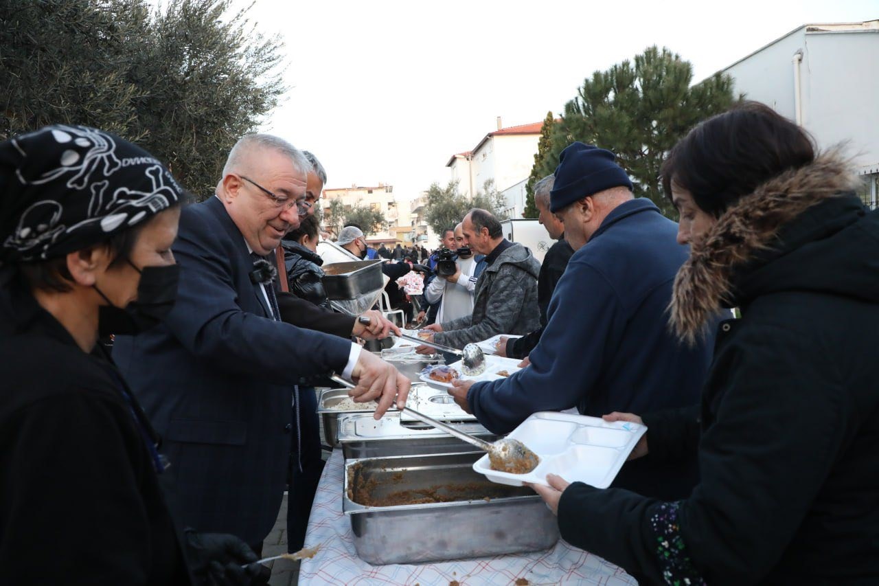 Edremit Belediyesi iftar sofraları Altınoluk’ta kuruldu
Edremit Belediyesi iftar sofraları Altınoluk’ta kuruldu