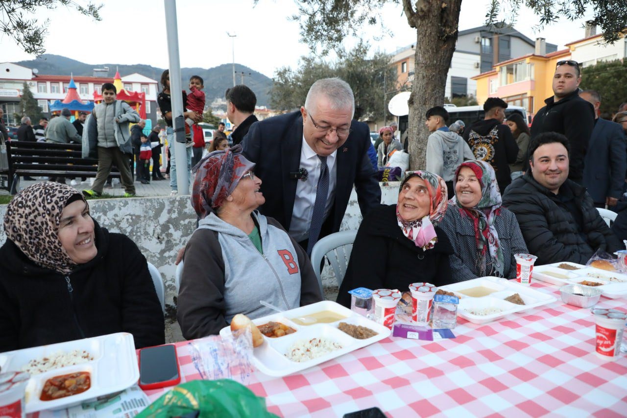 Edremit Belediyesi iftar sofraları Altınoluk’ta kuruldu
Edremit Belediyesi iftar sofraları Altınoluk’ta kuruldu