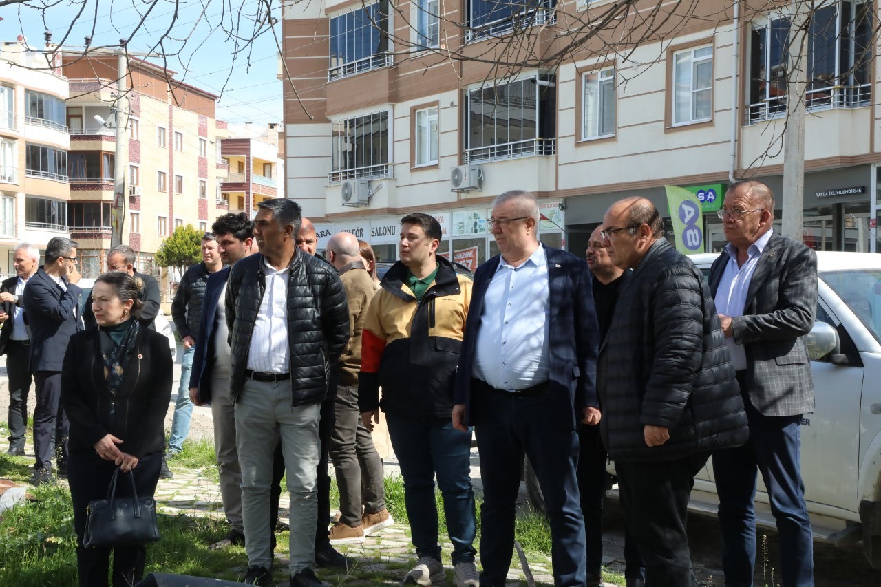 Edremit Belediyesi’den Narlı’dan Bostancı’ya saha mesaisi
