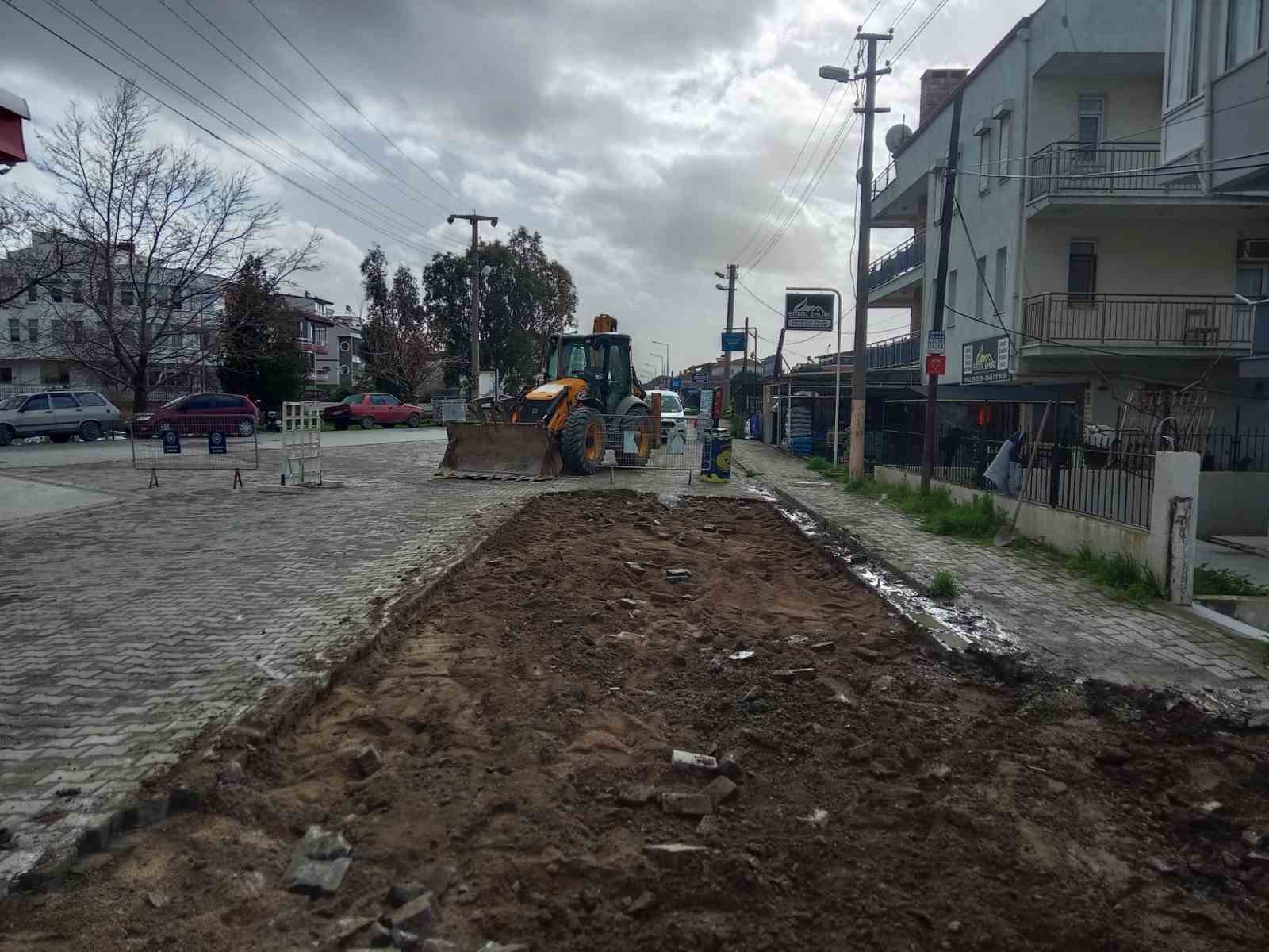 Edremit Belediyesi’nden İkizçay Mahallesi’nde yoğun yol mesaisi
