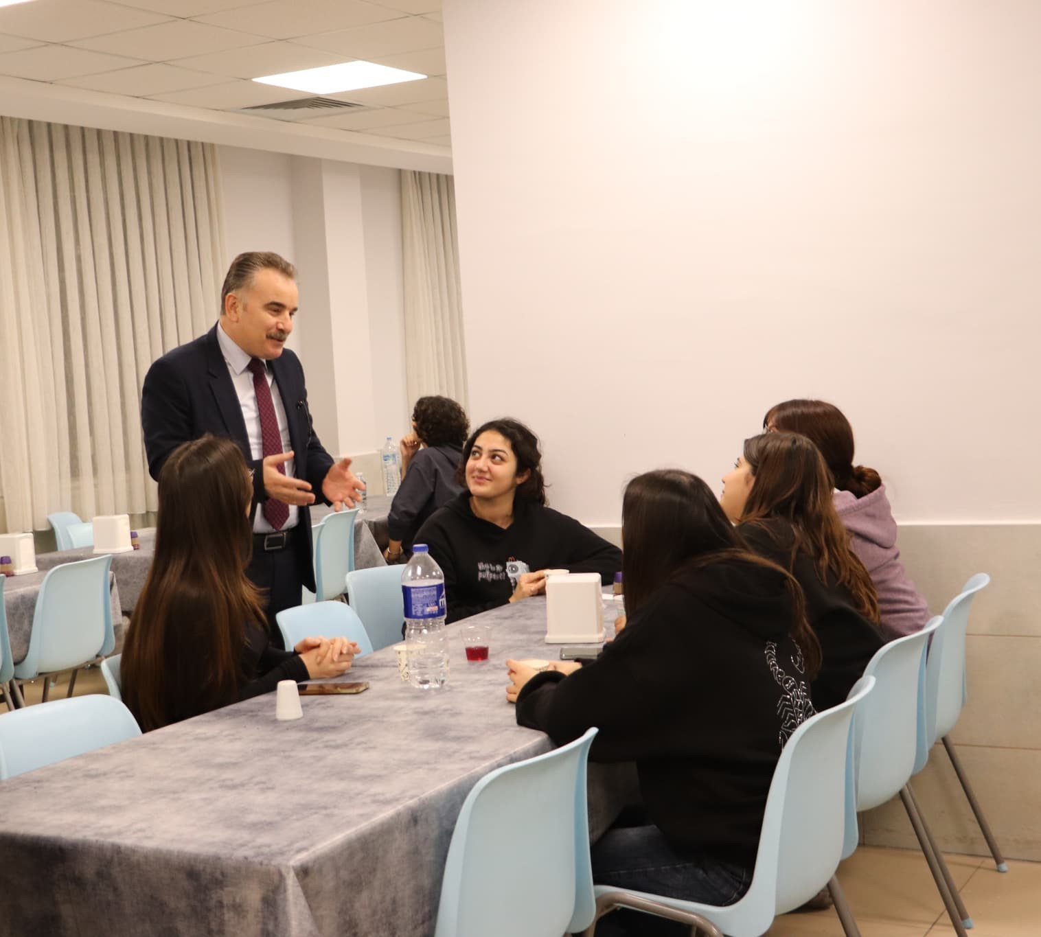 Edremit Kaymakamı Odabaş, iftar sofrasında Şehit Mustafa Serin Fen Lisesi öğrenci ve öğretmenleriyle buluştu
