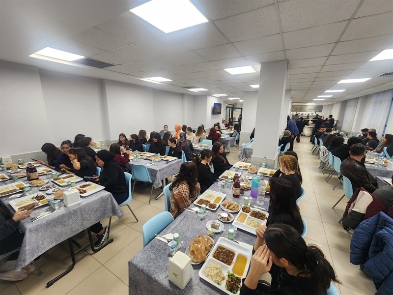 Edremit Kaymakamı Odabaş, iftar sofrasında Şehit Mustafa Serin Fen Lisesi öğrenci ve öğretmenleriyle buluştu
