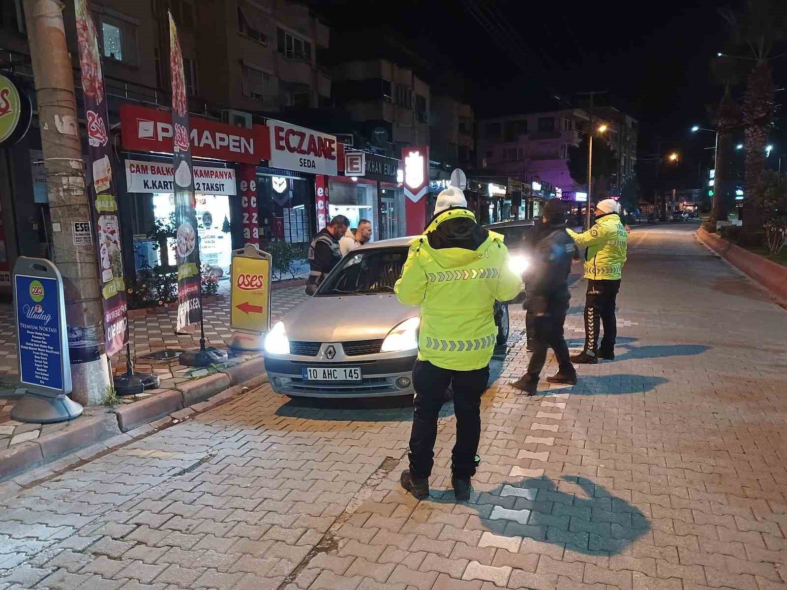 Edremit polisi yılbaşında kuş uçurtmadı
