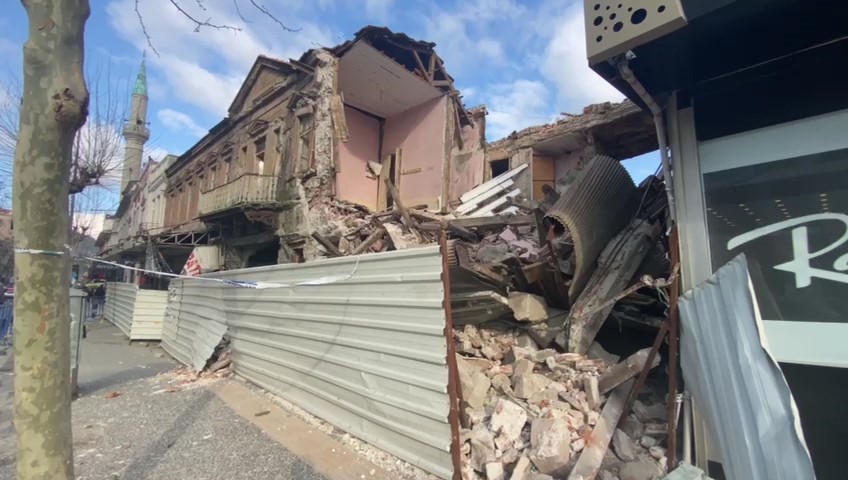 Edremit’in tarihi sembol binalarından biri kısmen çöktü
