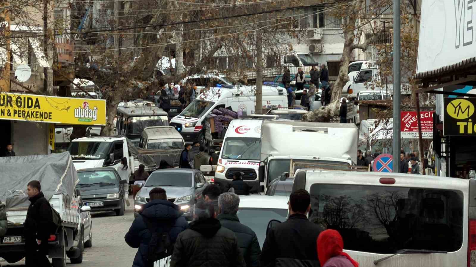 Edremit’te alacak verecek kavgası kanlı bitti: 2 yaralı
