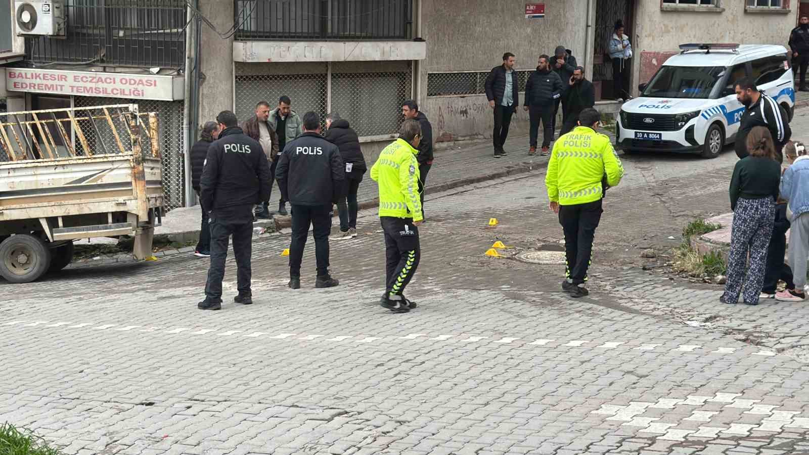 Edremit’te alacak verecek kavgası kanlı bitti: 2 yaralı
