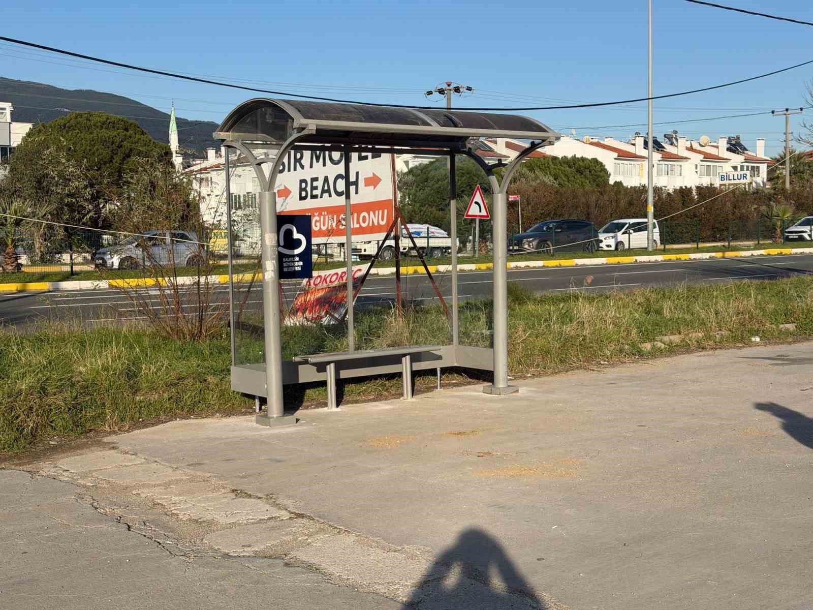 Edremit’te bir babanın kızı ıslanmasın diye yaptığı durak belediyeyi harekete geçirdi
