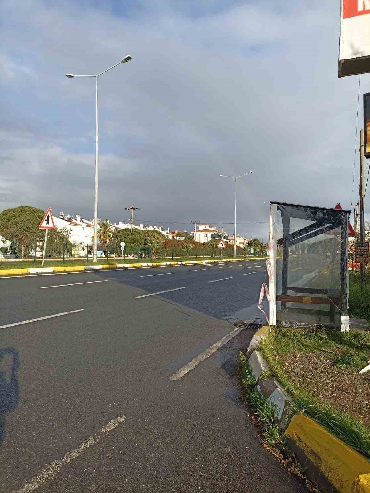 Edremit’te bir babanın kızı ıslanmasın diye yaptığı durak belediyeyi harekete geçirdi
