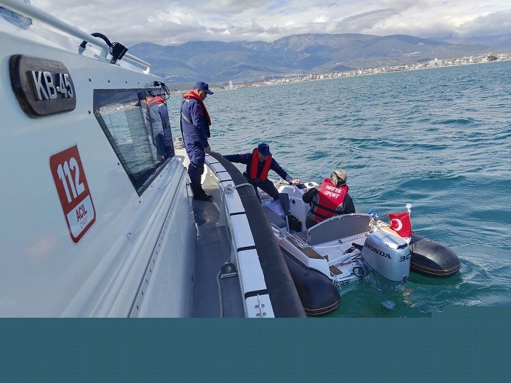 Edremit’te botta mahsur kalan şahıs kurtarıldı
