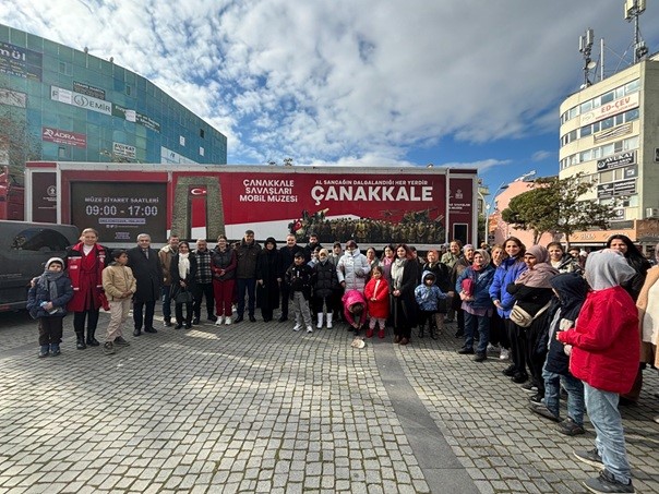 Edremit’te Çanakkale Mobil Müzesi Cumhuriyet Meydanı’nda ziyaretçilerini ağırladı
Edremit’te Çanakkale Mobil Müzesi Cumhuriyet Meydanı’nda ziyaretçilerini ağırladı