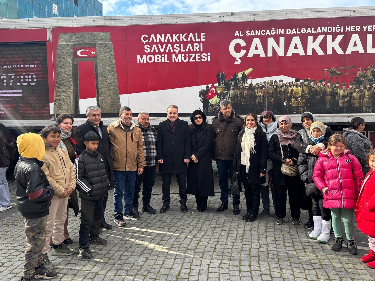 Edremit’te Çanakkale Mobil Müzesi Cumhuriyet Meydanı’nda ziyaretçilerini ağırladı
Edremit’te Çanakkale Mobil Müzesi Cumhuriyet Meydanı’nda ziyaretçilerini ağırladı